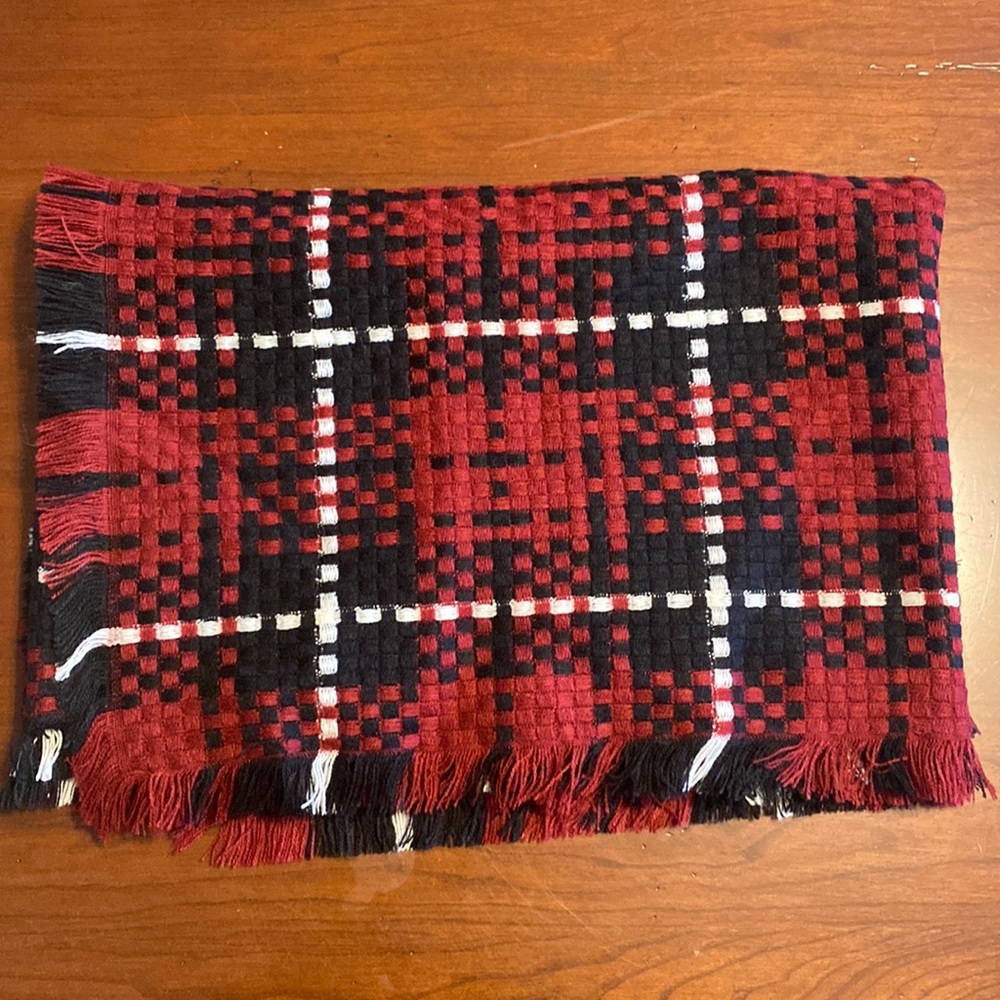 NWOT Women's Acrylic Blanket Scarf Black, White, and Burgundy One Size